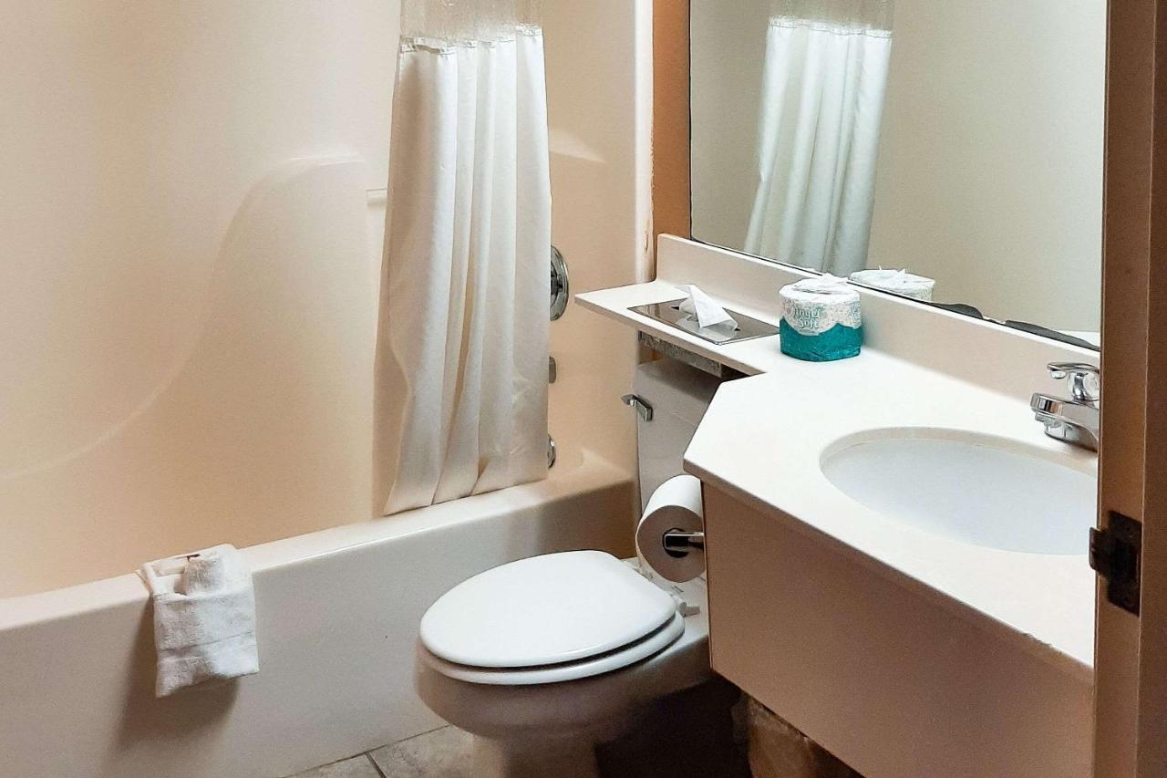 Starkville Inn & Suites エクステリア 写真
